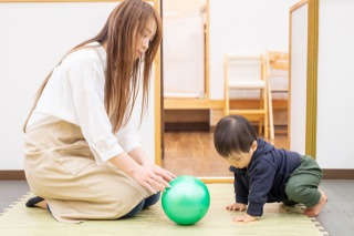 保育士の遅番勤務は何時から何時まで？保育士の勤務形態について